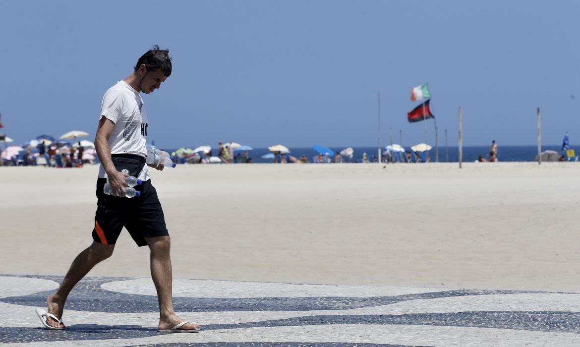 Em dia de forte calor cariocas se refrescam na praia de Copacabana.