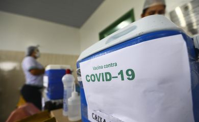 Vacinação na aldeia indígena Umariaçu, próximo a Tabatinga, Amazonas.