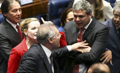 Brasília - Confusão entre os senadores Gleisi Hoffmann, Lindbergh Farias e o presidente do Senado, Renan Calheiros, durante o segundo dia de julgamento do impeachment da presidenta afastada Dilma Rousseff  (Marcelo Camargo/Agência Brasil)