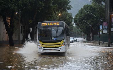  Alagamento na Rua Jardim Botânico após as chuvas que atingiram o Rio de Janeiro.