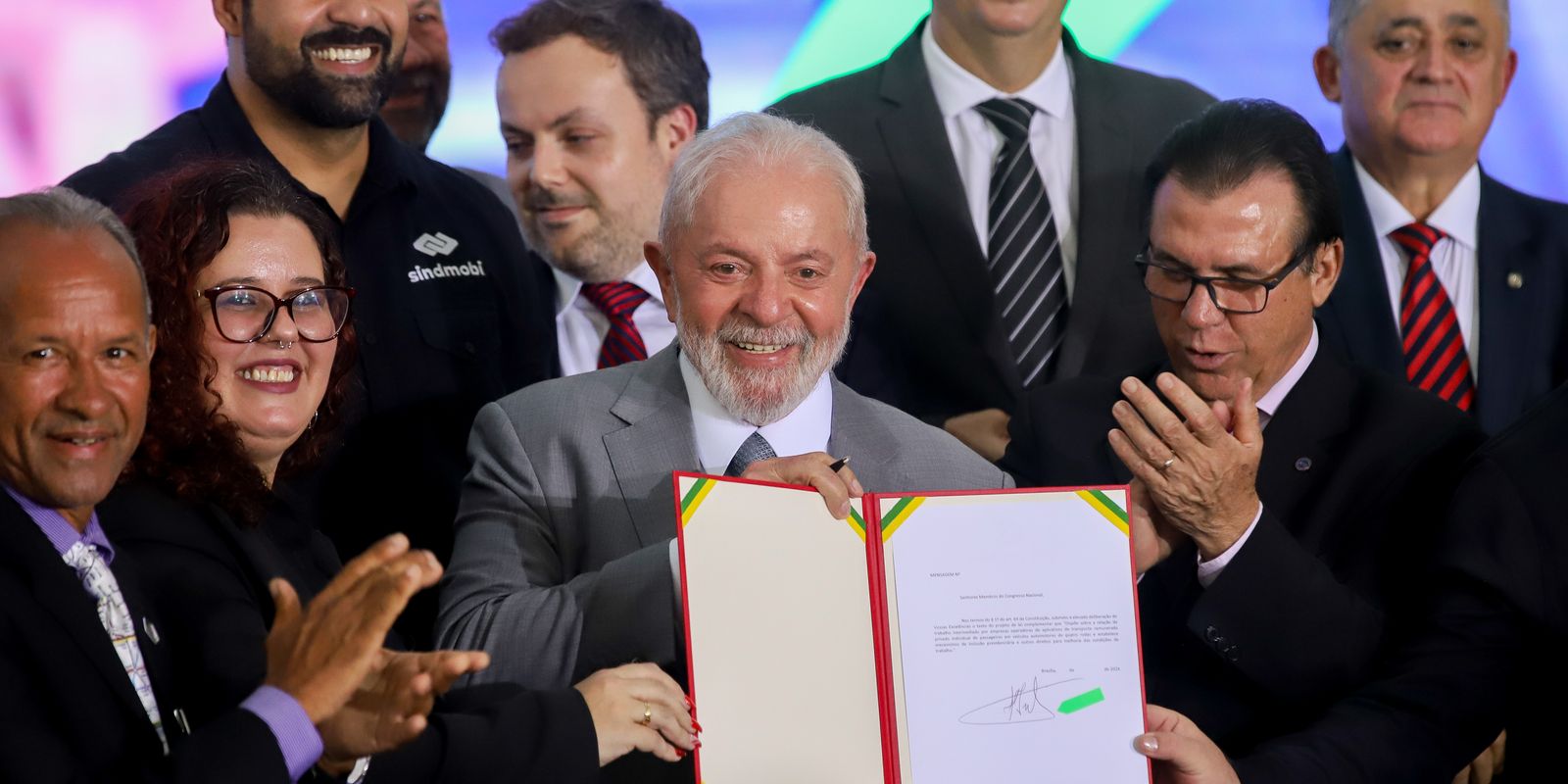 Lula apresenta projeto que regula trabalho de motorista de aplicativo