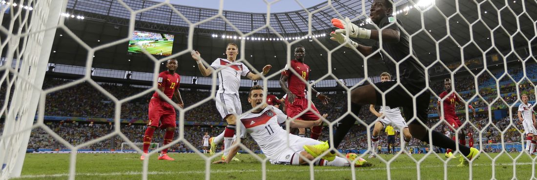 Miroslav Klose (centro) entra em campo e marca o segundo gol para a Alemanha