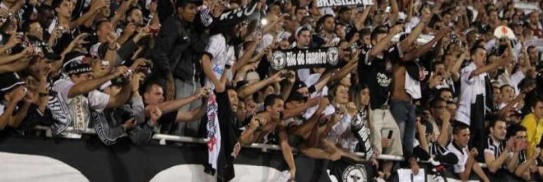 Torcida do Corinthians comemora título da Libertadores em 2012.