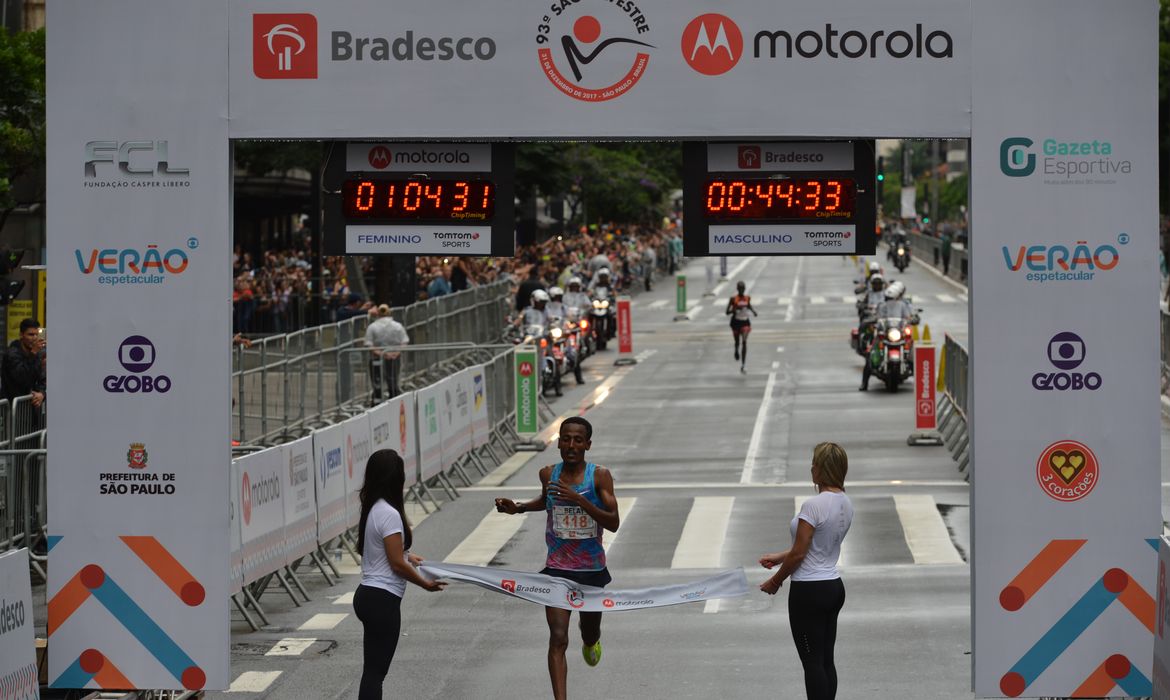 São Paulo - O etíope Belay Tilahun Bezabh conquistou o segundo lugar na 93ª Corrida Internacional de São Silvestre, na Avenida Paulista, região central (Rovena Rosa/Agência Brasil)