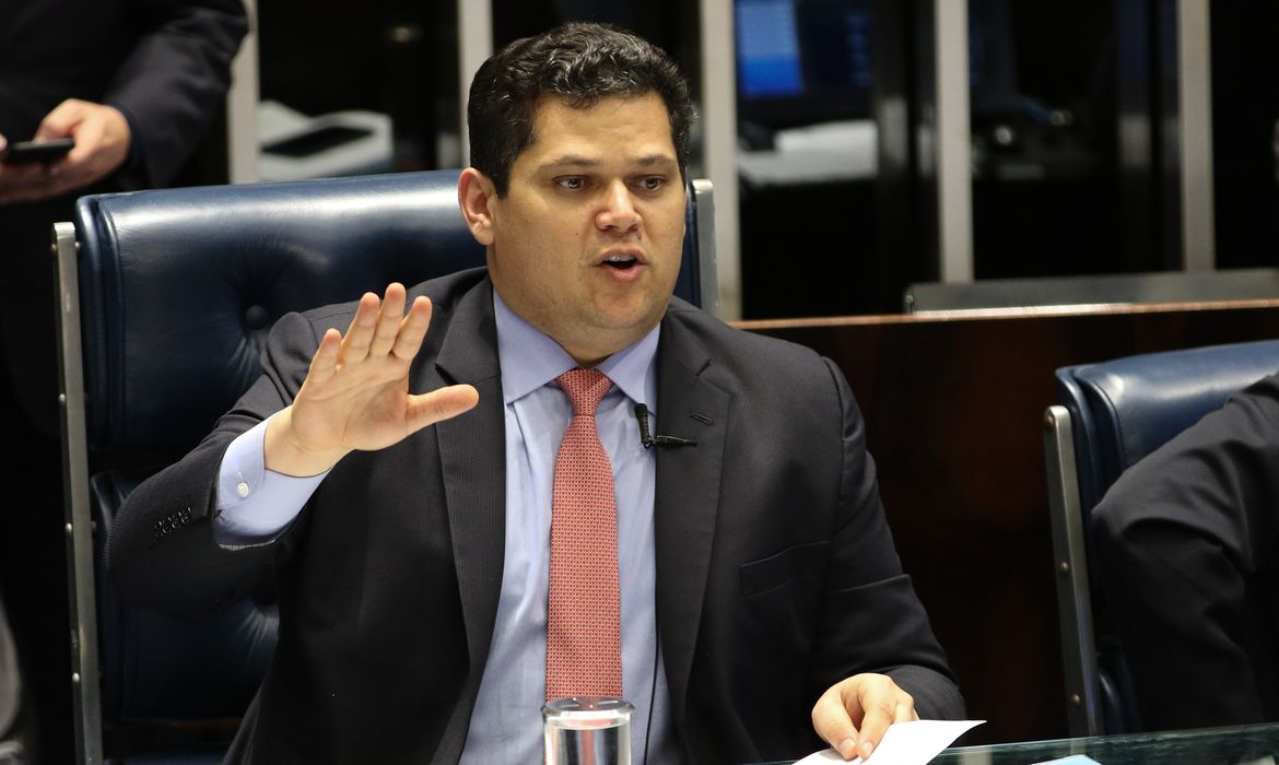 O presidente do Senado, Davi Alcolumbre, durante sessão que aprovou Proposta de Emenda à Constituição 91/2019, que altera o rito de tramitação das medidas provisórias no Congresso Nacional.