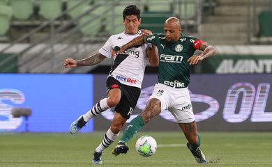  Felipe Melo, do Palmeiras, disputa bola com Germán Cano, do Vasco da Gama.