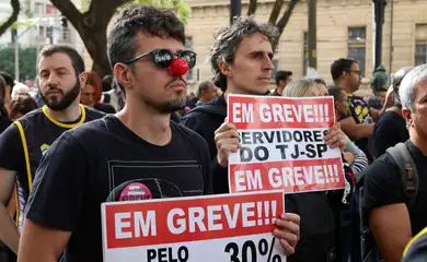 São Paulo (SP), 28/05/2025 - Trabalhadores do Poder Judiciário do estado de São Paulo fazem manifestação por reposição salarial, entre outras reivindicações, na Praça DR. João Mendes. Foto: Cadu Pinotti/Agência Brasil
