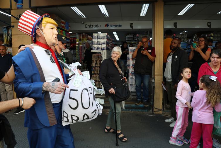 Rovena Rosa/Agência Brasil São Paulo (SP), 18/07/2025 - Manifestação dos comerciários da 25 de março, com organização do sindicato dos comerciários de São Paulo, contra medidas do presidente dos Estados Unidos, Donald Trump. Foto: Rovena Rosa/Agência Brasil