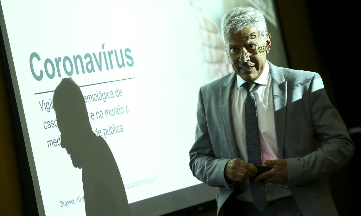 O secretário-executivo do Ministério da Saúde, João Gabbardo, durante entrevista coletiva sobre o novo coronavírus.