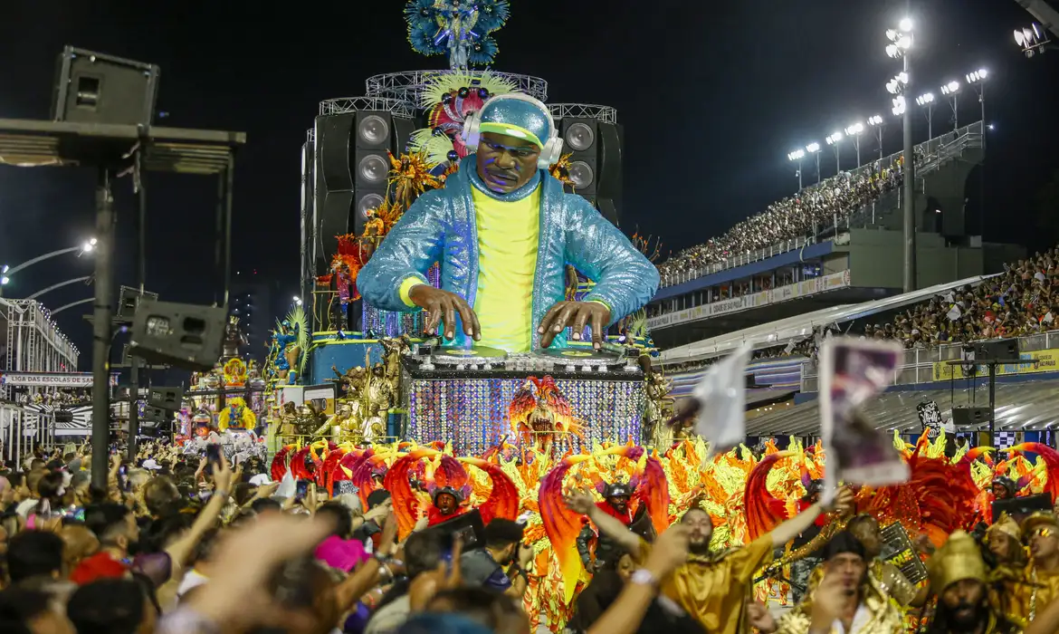 Terça será de blocos na rua e sagração da campeã do carnaval de SP