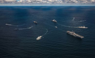 BALTIC SEA (Aug. 30, 2022) The U.S. Navy Wasp-class amphibious assault ship USS Kearsarge (LHD 3), the Swedish navy Visby-class corvettes HSwMS Härnösand (K33) and HSwMS Nyköping (K34), the Carlskrona-class auxiliary support ship HSwMS Carlskrona (P04), the  Whidbey Island-class amphibious dock landing ship USS Gunston Hall (LSD 44), the Stockholm-class corvette HSwMS Malmö (P 12), the San Antonio-class amphibious transport dock ship USS Arlington (LPD 24), the Arleigh Burke-class guided-missile destroyer USS Paul Ignatius (DDG 117) and the Visby-class corvettes HSwMS Karlstad (K35) and HSwMS Helsingborg (K32) break away from formation after a maneuvering exercise in the Baltic Sea, Aug. 30, 2022. The U.S. Navy ships are part of the Kearsarge Amphibious Ready Group and embarked 22nd Marine Expeditionary Unit, under the command and control of Task Force 61/2, and are on a scheduled deployment in the U.S. Naval Forces Europe area of operations, employed by U.S. 6th Fleet to defend U.S., allied and partner interests. Foto: Aaron Lau/U.S. Navy
