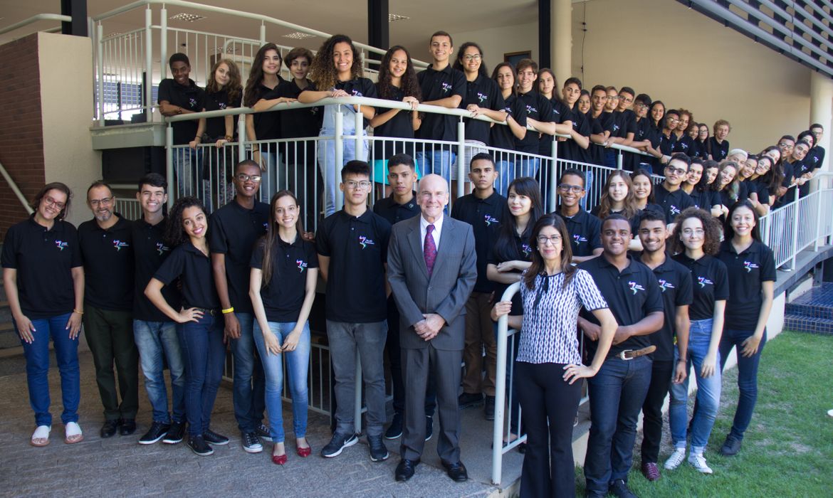 Brasília - 50 estudantes da rede pública de todo o Brasil posam para a foto oficial com o embaixador dos EUA P. Michael McKinle. Eles foram selecionados para participar da 16ª edição do Programa Jovens Embaixadores - intercâmbio cultural de
