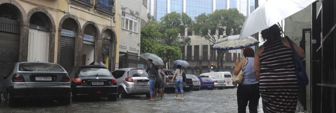 De acordo com o Centro de Operações da prefeitura, o alerta foi emitido por causa de uma acumulação de chuva que estava sobre a Bacia da Guanabara no fim da madrugada e que se deslocou para a Bacia de Jacarepaguá
