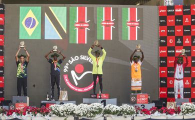 São Paulo (SP), 31/12/2024 - Podio da prova masculina, 1º lugar: Wilson Too (Quênia) - 44m21
2º lugar: Joseph Panga (Tanzânia) - 44m51
3º lugar: Reuben Poghisho (Quênia) - 45m26s
4º lugar: Johnatas Cruz (Brasil) - 45m32s
5º lugar: Nicolas Kosgei (Quênia) - 45m41s, após 99ª Corrida Internacional da São Silvestre. A tradicional corrida de rua tem expectativa de receber cerca de 37.500 corredores, público recorde.
O percurso da São Silvestre tem largada na Avenida Paulista (entre as ruas Frei Caneca e Augusta), vai até o Centro histórico e volta para a Paulista pela subida da Avenida Brigadeiro Luiz Antônio - difíceis quilômetros finais. Acaba em frente ao prédio da Fundação Cásper Líbero.
Foto: Paulo Pinto/Agência Brasil
