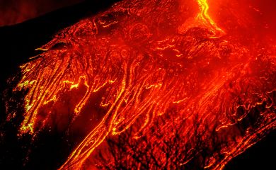 Etna, o vulcão mais ativo da Europa, entra em erupção novamente.
