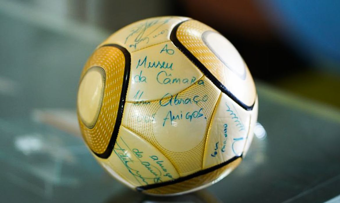 Brasília - 20/06/2025 -  
Bola assinada por Neymar e roubada durante os ataques golpistas é devolvida à Câmara. Foto Pablo Valadares / Câmara dos Deputados.