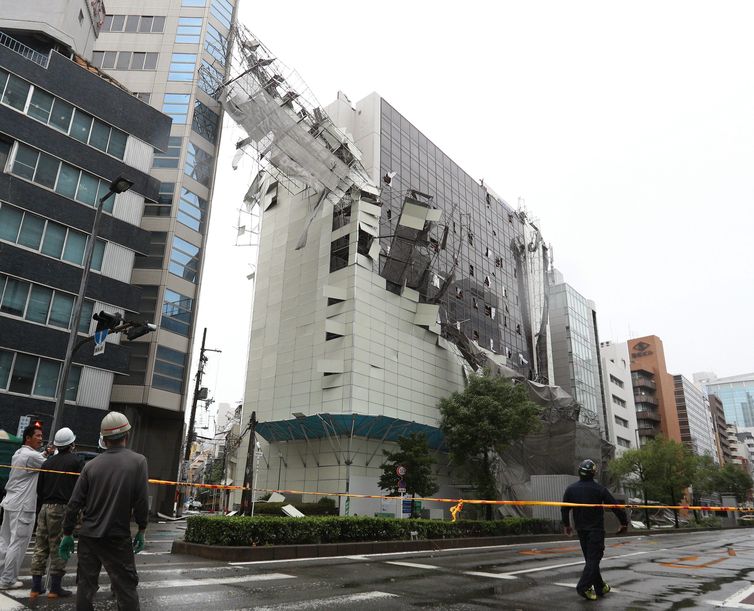 As rajadas de vento derrubaram os andaimes de um edifício em obras na cidade de Osaka