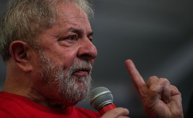 Ex-presidente Luiz Inácio Lula da Silva discursa no Sindicato dos Metalúrgicos do ABC, em São Bernardo do Campo, onde acompanha julgamento de recurso contra condenação no caso do triplex do Guarujá (EFE/Fernando Bizerra Jr/Direitos
