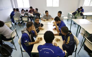 Colégio Estadual Hebe Camargo, em Pedra de Guaratiba, no Rio de Janeiro. A escola é uma parceria público-privada (PPP) com a Embratel e os estudantes já saem com número de inscrição de técnicos no Conselho de Engenharia.