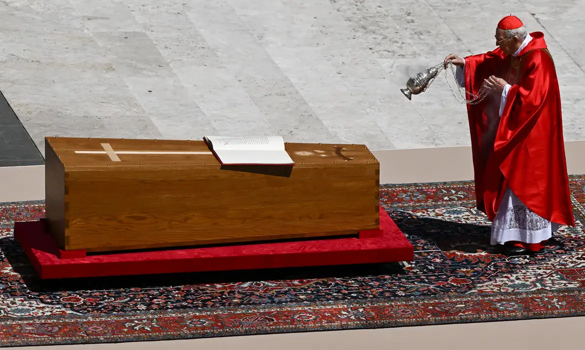 Reuters/Dylan Martinez/Proibido reprodução Cardinal Giovanni Battista Re blesses the coffin as he leads the funeral Mass of Pope Francis, in Saint Peter's Square, at the Vatican, April 26, 2025. Reuters/Dylan Martinez/Proibido reprodução