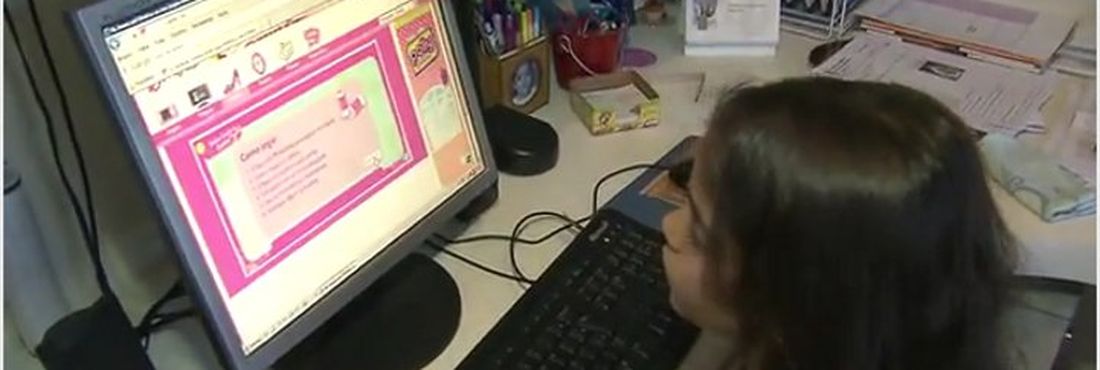 Criança brinca no computador