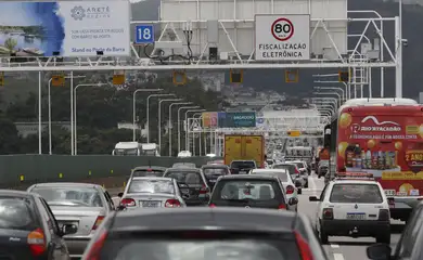 Trânsito de veículos para viagens de fim de ano na Ponte Rio-Niterói.