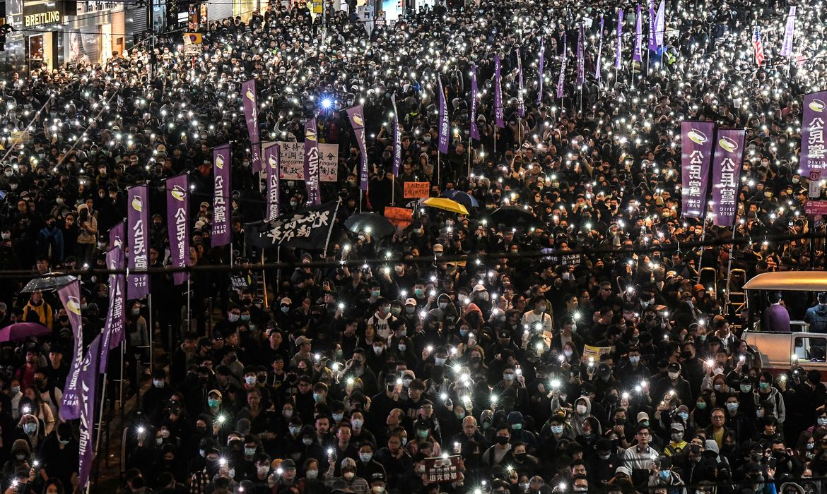 Manifestantes participam de uma marcha do Dia dos Direitos Humanos no distrito de Causeway Bay, em Hong Kong   REUTERS / Laurel Chor