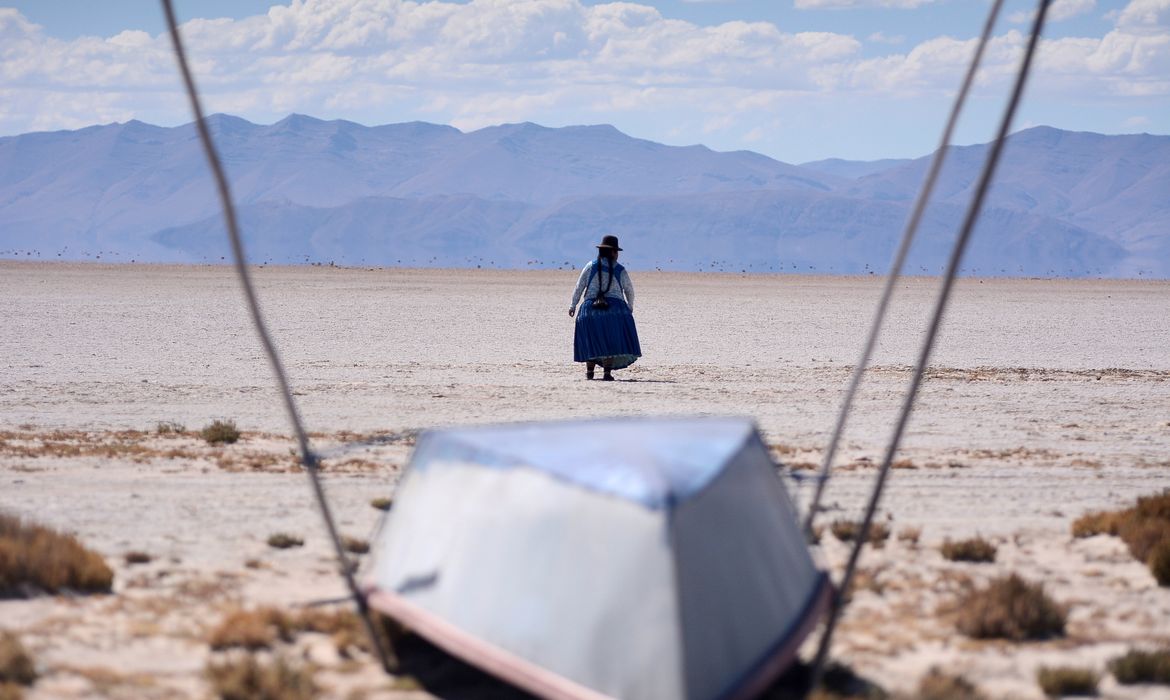 Bolivia's Lake Poopo dries up