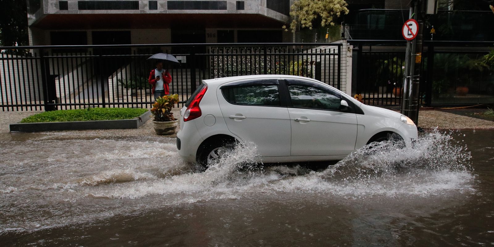 Temporal no Rio provoca alagamentos durante a madrugada