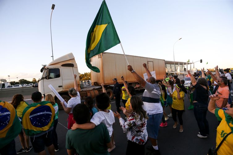 Um grupo de motoristas de guincho protesta neste domingo (27) na Esplanada dos Ministérios, em Brasília, pelo fim dos impostos que incidem sobre o diesel.