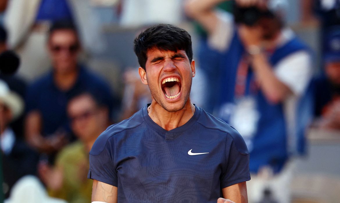 Tennis - French Open - Roland Garros, Paris, France - June 7, 2024 Spain's Carlos Alcaraz celebrates winning his semi final match against Italy's Jannik Sinner REUTERS/Lisi Niesner     TPX IMAGES OF THE DAY