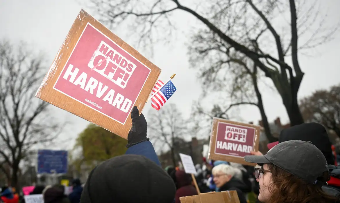 Manifestantes se reúnem em um protesto organizado  pedindo à liderança de Harvard que resista à interferência do governo federal na universidade em Cambridge, Massachusetts, EUA
12/04/2025
REUTERS/Nicholas Pfosi