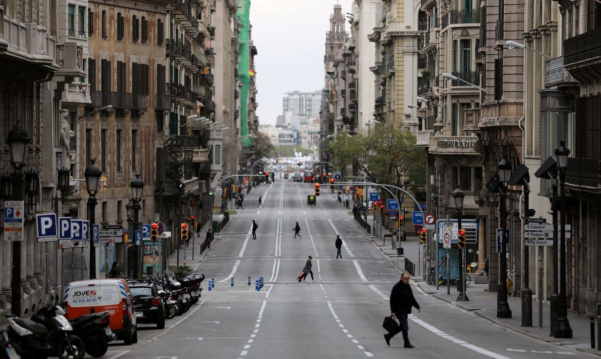 As pessoas andam na rua Via Laietana durante o surto da doença por coronavírus (COVID-19), em Barcelona, ​​Espanha, 31 de março de 2020. REUTERS / Nacho Doce