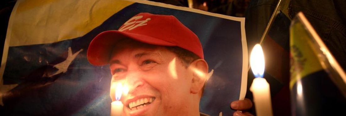 Venezuelanos homenageiam Hugo Chávez após sua morte