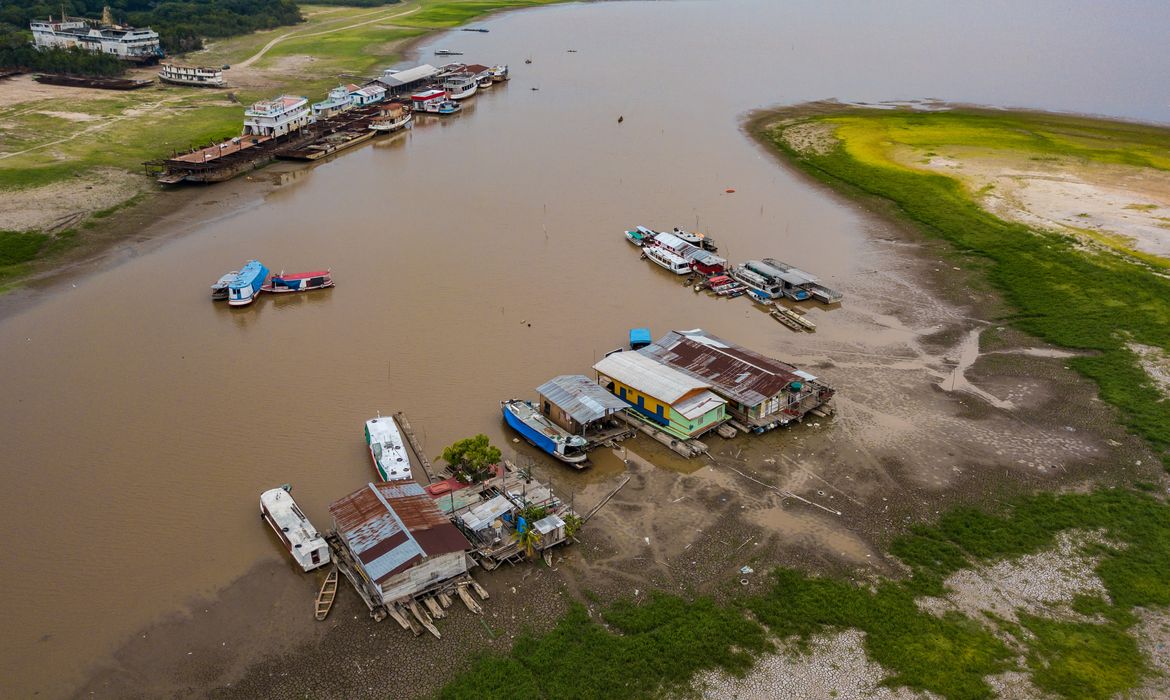Manaus (AM), 20/11/2023, Barcos encalhados na Ponta da Piraiba, na maior seca em 121 anos que Manaus vem sofrendo. Foto: Rafa Neddermeyer/Agência Brasil