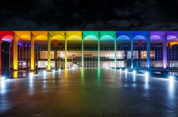 27/06/2023 - Brasília - Orgulho LGBTQIA+: Palácio do Itamaraty é iluminado com cores da bandeira que representa diversidade. Foto: Rafa Neddermeyer/Agência Brasil