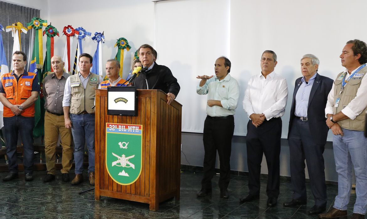 O presidente Jair Bolsonaro, concedeu uma entrevista coletiva acompanhado de ministros e autoridades estaduais e municipais, após  sobrevoou as áreas afetadas pelos temporais em Petrópolis