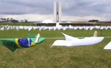 ONG Rio de Paz estende 600 lenços brancos em frente ao Congresso Nacional como homenagem às vítimas da covid-19.