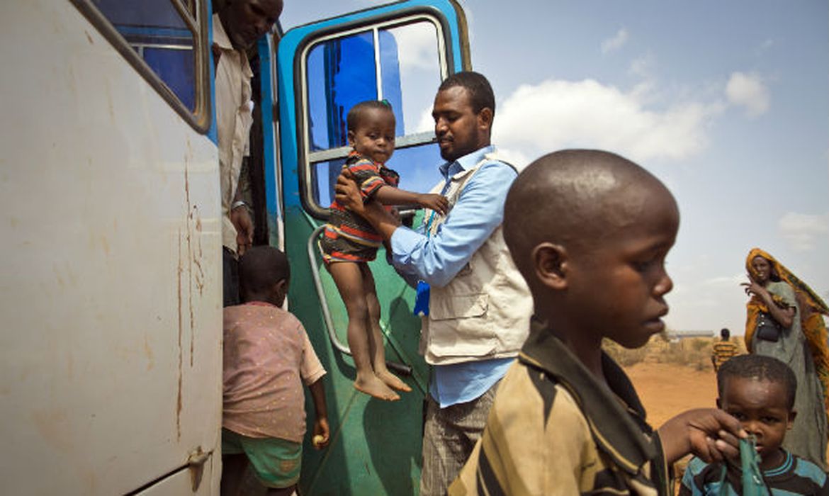 Crianças migrantes chegam a campo de refugiados na Etiópia