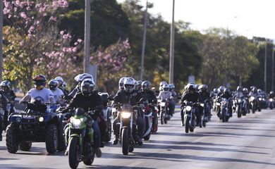 Brasília -  Motociclistas fazem passeio pelas ruas de Brasília como parte do encerramento do Capital Moto Week (Marcelo Camargo/Agência Brasil)