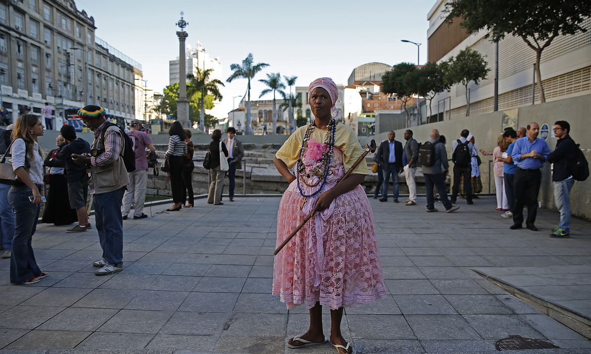 Rio de Janeiro - Religiosa observa celebração que comemora o reconhecimento do Cais do Valongo, principal porto de entrada de escravos nas Américas, como Patrimônio da Humanidade (Fernando Frazão/Agência Brasil)