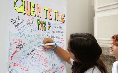Rio de Janeiro - Professores e alunos da rede municipal de ensino participam de ato pela paz no Museu de Arte do Rio, na zona portuária da capital fluminense. (Foto: Tomaz Silva/Agência Brasil)