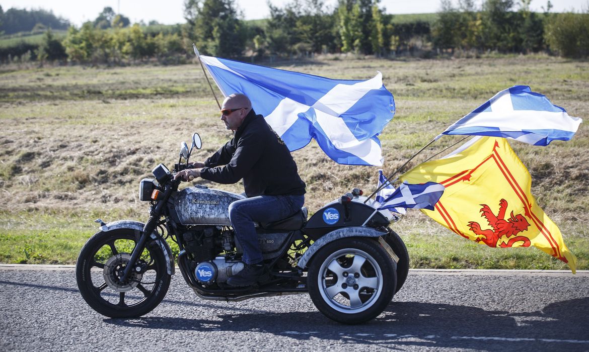 Cidadão mostra sua opção pelo sim ao enfeitar a moto com a bandeira da Escócia