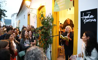 Paraty (RJ), 31/07/2025 - A poeta Alice Ruiz participa da homenagem a Paulo Leminski na Casa Toda Poesia da Companhia das Letras durante a 23ª Festa Literária Internacional de Paraty. Foto: Rovena Rosa/Agência Brasil