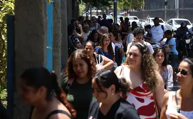Rio de Janeiro (RJ), 26/10/2025 - Professores chegam ao Colégio Estadual Julia Kubitschek para a realização Prova Nacional do Docente (PND). Foto: Tomaz Silva/Agência Brasil
