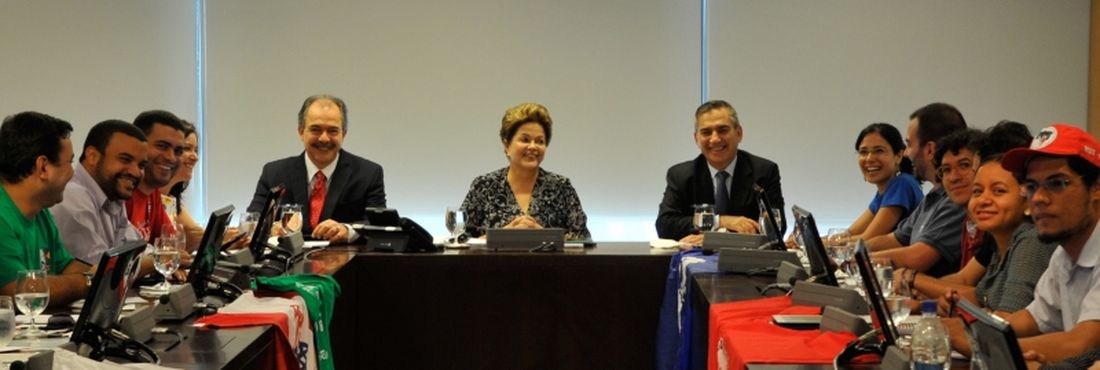 A presidenta Dilma Rousseff se reúne, no Palácio do Planalto, com representantes de movimentos de jovens e movimentos LGBT