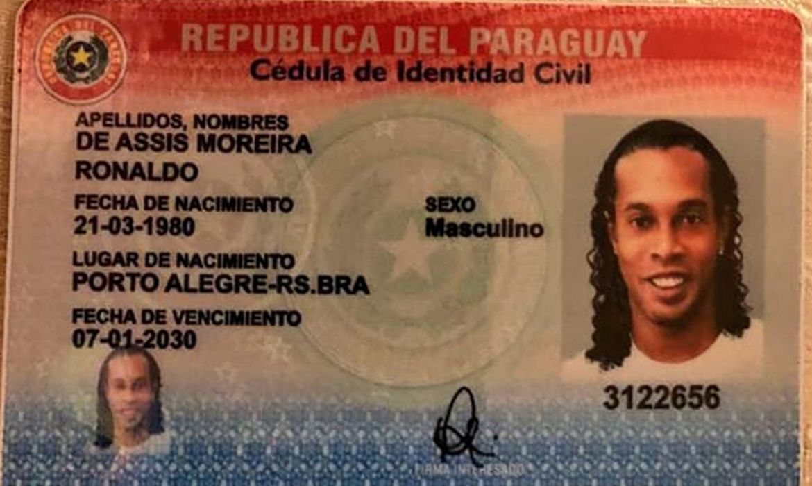 Autoridades paraguaias mantém prisões de Ronaldinho e de seu irmão