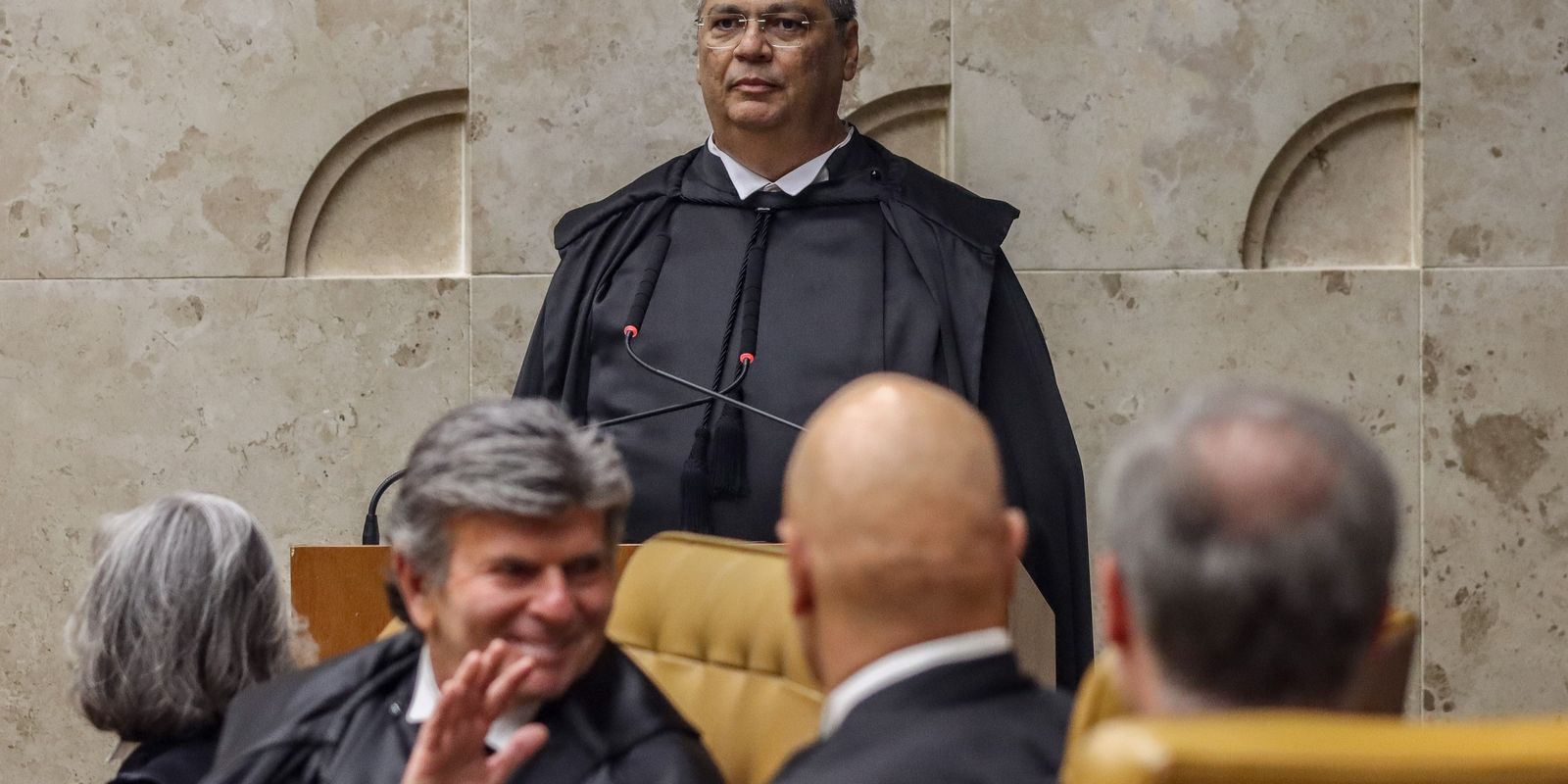 Dino suspende trecho de projeto que “ressuscitava” pagamentos de RP9