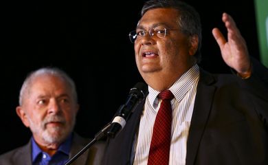 O presidente eleito, Luiz Inácio Lula da Silva, e o futuro ministro da Justiça, Flávio Dino, durante anúncio de ministros no CCBB Brasília.