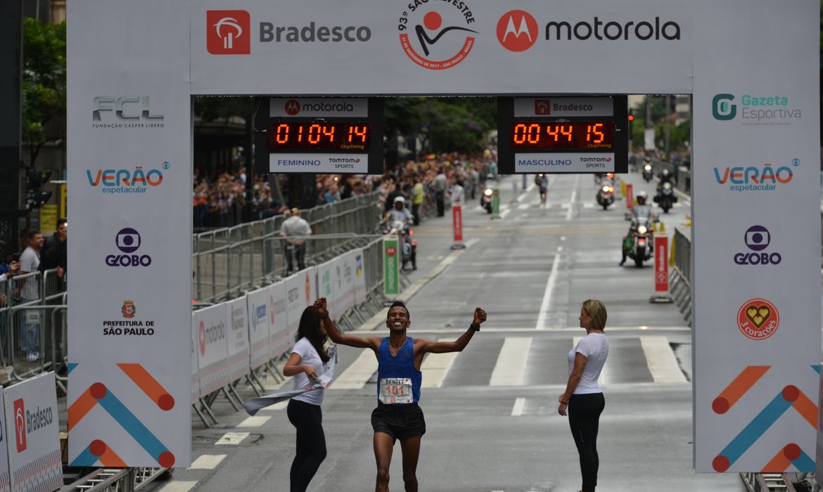 São Paulo - O etíope Dawit Fikadu Admasu venceu a 93ª Corrida Internacional de São Silvestre, na Avenida Paulista, região central (Rovena Rosa/Agência Brasil)